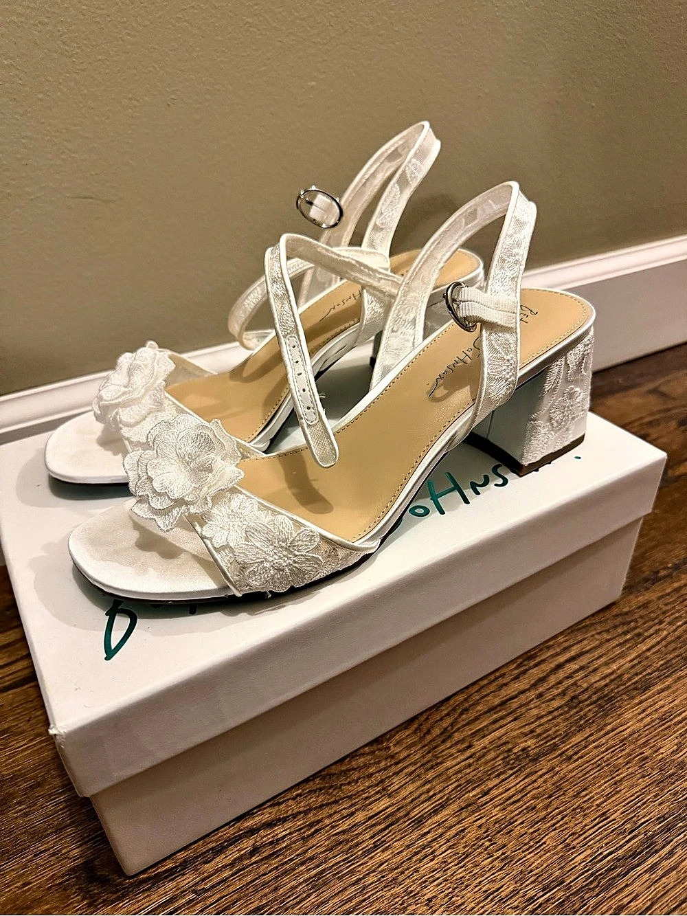 Betsey Johnson SB-BLARE Floral Ankle Strap Heels in White US 9 Like New